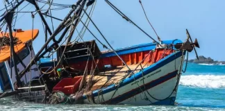 Barco encalhado no Santinho é rebocado; empresa fará remoção final