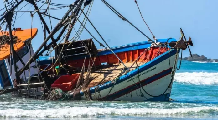Barco encalhado no Santinho é rebocado; empresa fará remoção final