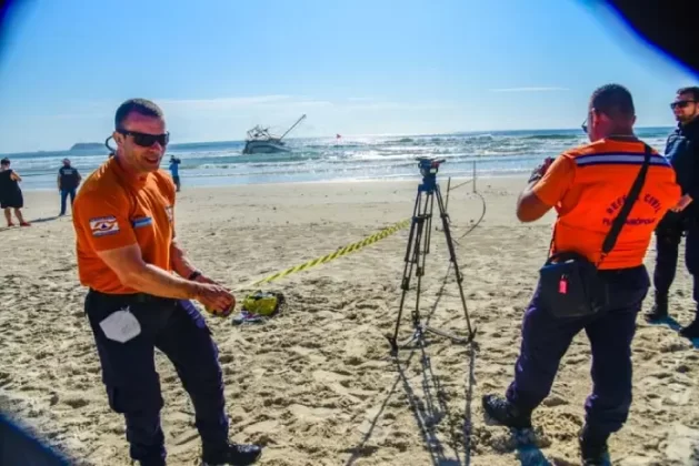 reobque de barco encalhado na praia do santinho, em florianópolis