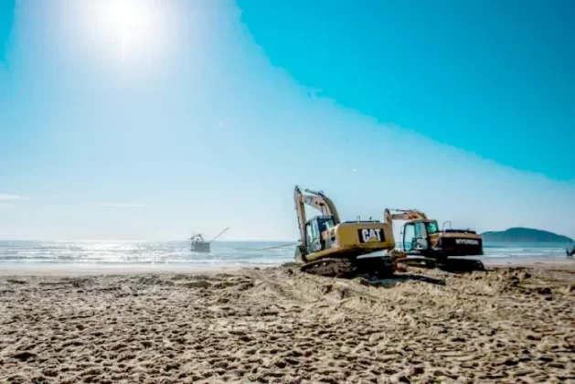 reobque de barco encalhado na praia do santinho, em florianópolis