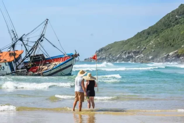 reobque de barco encalhado na praia do santinho, em florianópolis