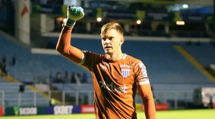 Douglas Friedrich, o bom goleiro atuando no avaí