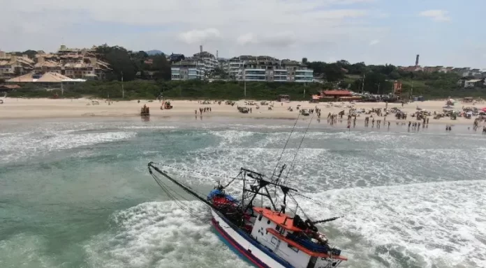Duas retroescavadeiras tentam rebocar embarcação no Santinho
