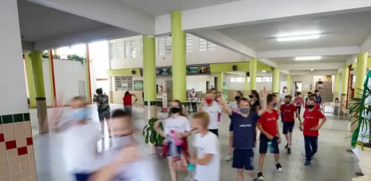 Aulas retornam nesta segunda na rede de SC com novo ensino médio e reforços Aulas retornam nesta segunda na rede de SC com novo ensino médio