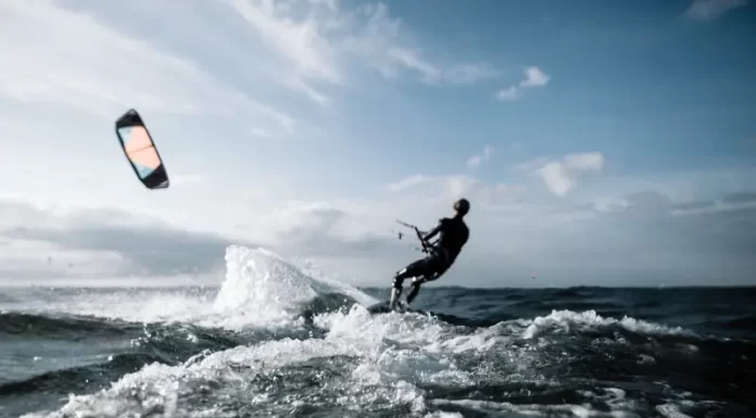 Praticante de kite surf morre afogado na Praia da Daniela