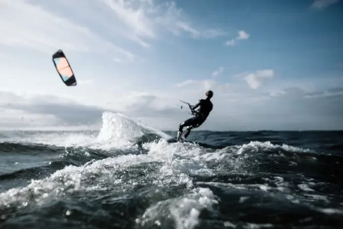 Praticante de kite surf morre afogado na Praia da Daniela