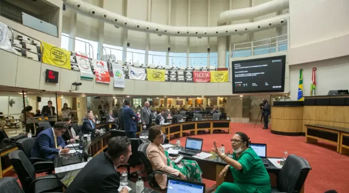 Com reajuste médio de 10,5%, salário mínimo regional é aprovado pela Assembleia