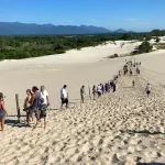 Manifestação da comunidade impede colocação de cerca em restinga de Paulo Lopes