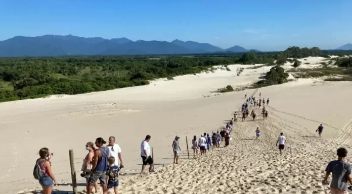 Manifestação da comunidade impede colocação de cerca em restinga de Paulo Lopes