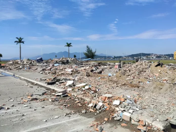 Cancha de bocha da Beira-mar de São José é demolida