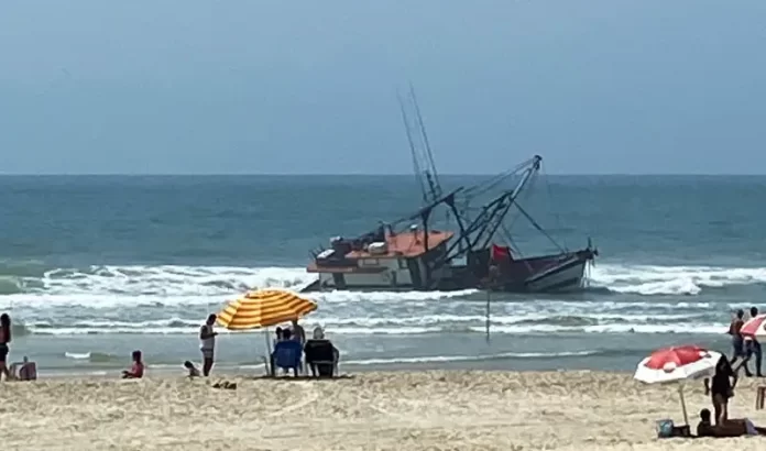 Barco de pesca encalha na Praia do Santinho após colisão com rocha