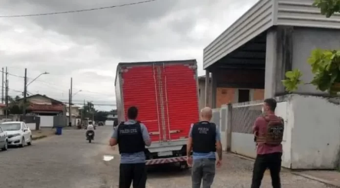 Polícia civil prende em flagrante mulher por golpes com cartões clonados em Palhoça