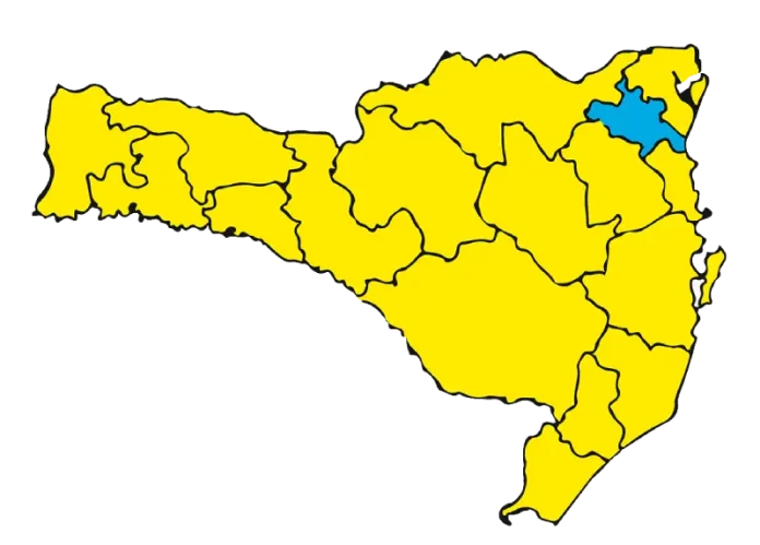 Matriz de Risco Regionalizado aponta 16 regiões no nível alto (amarelo) e uma no nível moderado (azul)