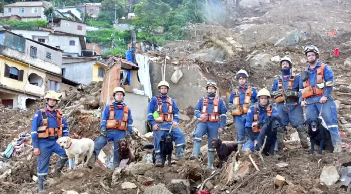 primeira equipes do Corpo de Bombeiros Militar de SC encerra missão de buscas em Petrópolis, substituíd por novos binômios