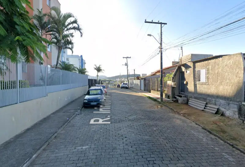 Briga generalizada envolveu ao menos 4 homens embriagados, na Rua Irineu Pavan, no bairro Serraria, em São José