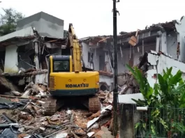 Intervenções da prefeitura põem abaixo duas obras em Florianópolis Prefeitura de Florianópolis realiza demolição de 25 apartamentos irregulares no Centro