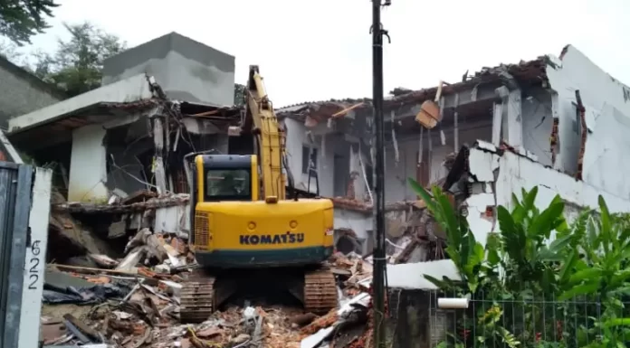 Prefeitura de Florianópolis realiza demolição de 25 apartamentos irregulares no Centro