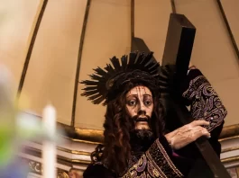 A Procissão do Senhor dos Passos faz o traslado da imagem em tamanho natural que representa a primeira queda de Jesus a caminho do Calvário