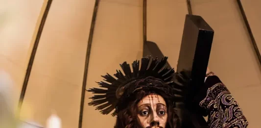 A Procissão do Senhor dos Passos faz o traslado da imagem em tamanho natural que representa a primeira queda de Jesus a caminho do Calvário