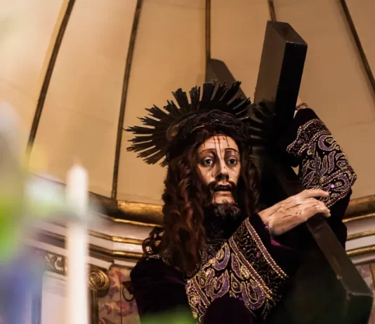 A Procissão do Senhor dos Passos faz o traslado da imagem em tamanho natural que representa a primeira queda de Jesus a caminho do Calvário
