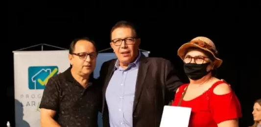 Programa Lar Legal entrega 87 matrículas de imóveis a moradores de São José prefeito orvino na entrega de títulos no programa lar legal