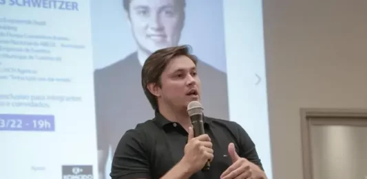 Lucas Schweitzer, do Empreende Brazil, palestra na Aemflo