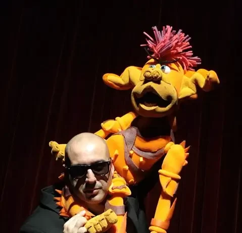 Domingo com Teatro apresenta mágica, bonecos e circo em espetáculo gratuito Domingo Com Teatro: O Fabuloso Farfarello, com a Cia de Teatro de Animação Saco de Trapos