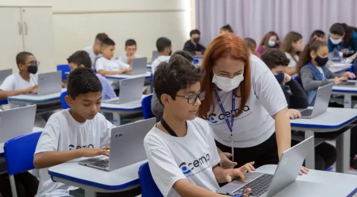 Escolas de São José recebem 1 mil notebooks e livros