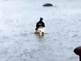 Dupla de ladrões é presa em Palhoça; um foi capturado na água Dupla de ladrões é presa no mar em Palhoça por PRFs