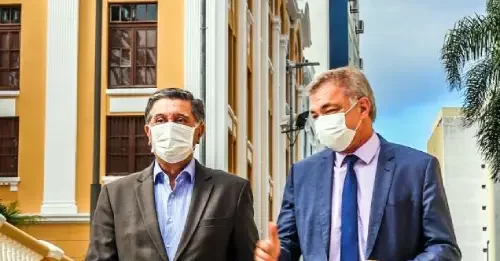 Gestores renunciam de olho nas eleições de outubro Gean transmite cargo de prefeito ao vice, Topázio Silveira Neto
