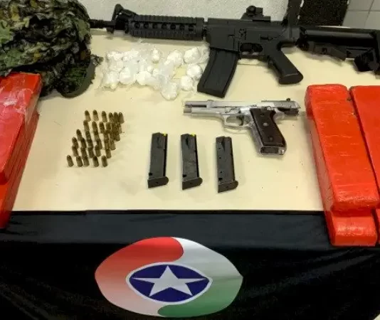 Bope apreende arma de fogo, metralhadora airsoft e drogas no bairro Monte Verde Bope apreende arma de fogo e drogas em Florianópolis