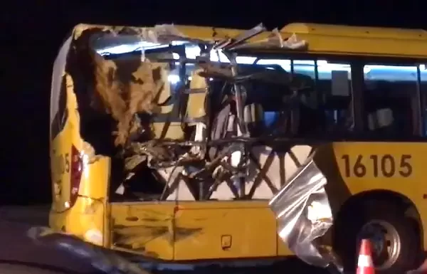 Caminhão bate em dois ônibus no norte da ilha e deixa feridos
