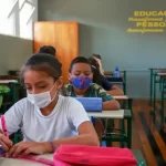 decreto estabelece que não é mais obrigatório que crianças usem máscaras nas escolas