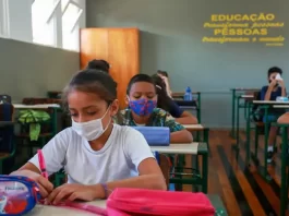 decreto estabelece que não é mais obrigatório que crianças usem máscaras nas escolas