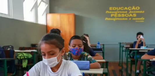 decreto estabelece que não é mais obrigatório que crianças usem máscaras nas escolas