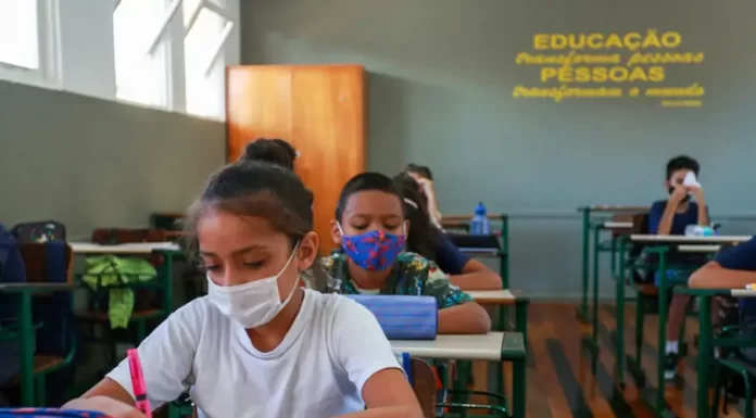 decreto estabelece que não é mais obrigatório que crianças usem máscaras nas escolas