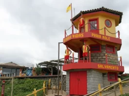 três guarda-vidas em posto de monitoramento na praia-mole, em Florianópolis