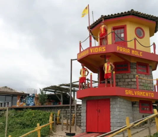 três guarda-vidas em posto de monitoramento na praia-mole, em Florianópolis