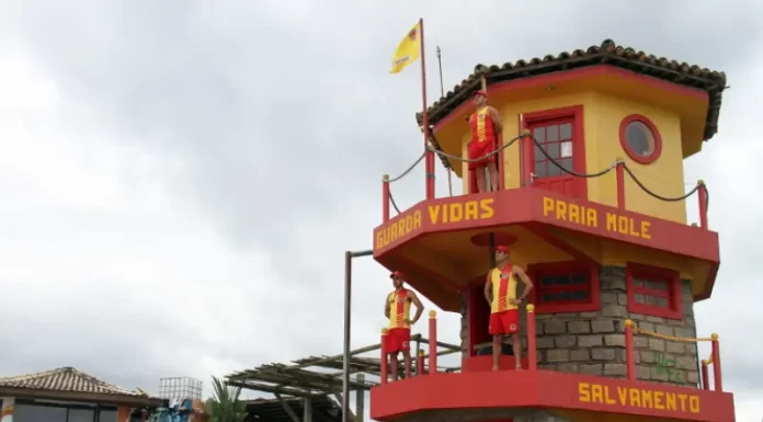 três guarda-vidas em posto de monitoramento na praia-mole, em Florianópolis