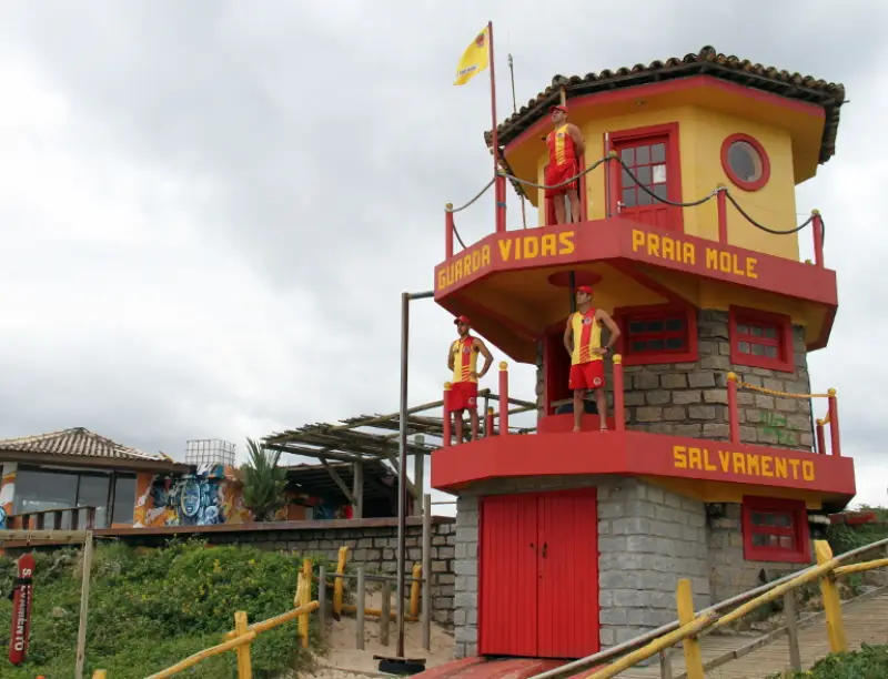 três guarda-vidas em posto de monitoramento na praia-mole, em Florianópolis