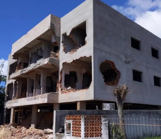 Três obras irregulares nos Ingleses são demolidas