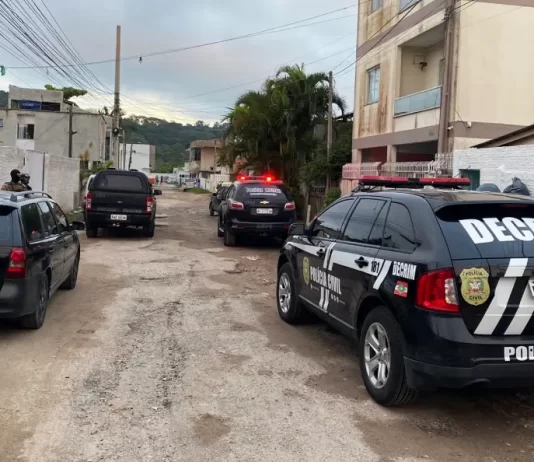 Polícias fazem operação para frear criminalidade na comunidade Lajotinha