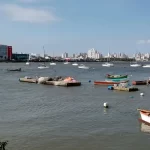 barcos ancorados na Praia Comprida