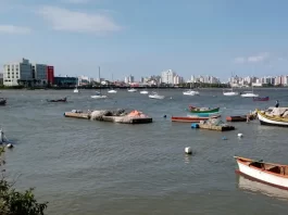 Programação de aniversário de 273 anos de São José barcos ancorados na Praia Comprida