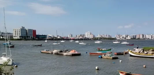 barcos ancorados na Praia Comprida