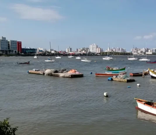 barcos ancorados na Praia Comprida