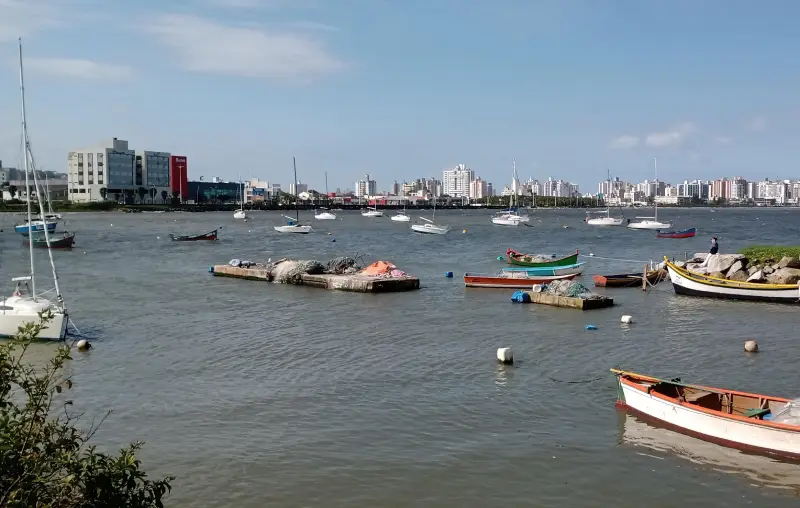 barcos ancorados na Praia Comprida