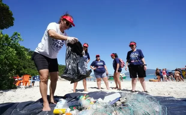 Voluntários recolhem mais de 2 toneladas de lixo na Praia do Campeche