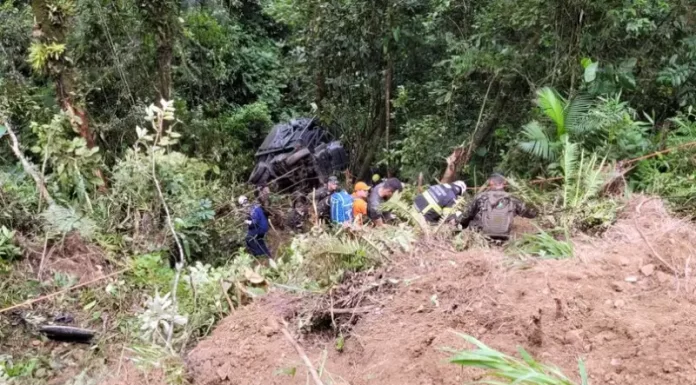caminhão do exército que rolou de ribanceira em blumenau