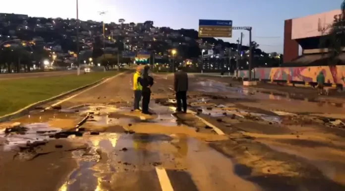 Adutora rompe e bloqueia trânsito entra a ponte e o túnel, em Florianópolis
